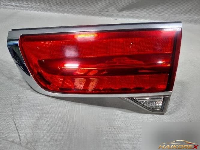 Ford MKX 2011 — накладка крышки багажника с фонарём (правая)