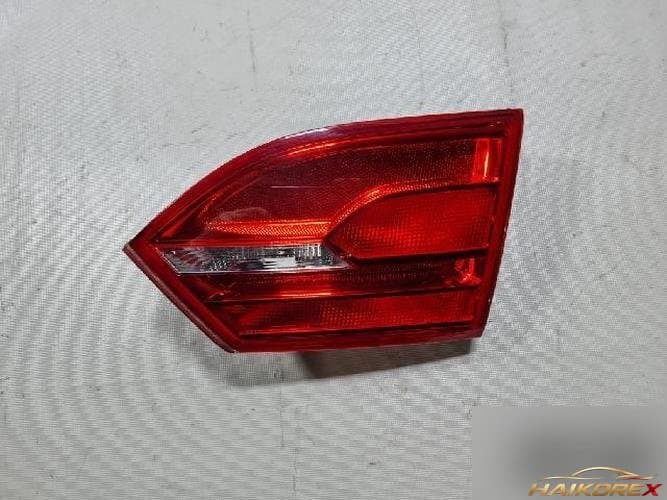 Volkswagen Jetta 2014 — накладка крышки багажника с фонарём (правая)