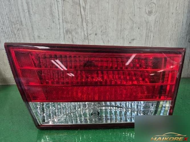 Hyundai Sonata 2005 — накладка двери багажника левая 92403-3K0 10