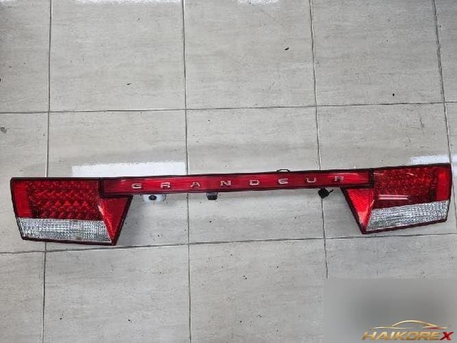 Hyundai Grandeur 2008 — накладка крышки багажника с фонарём (92404-3LO)
