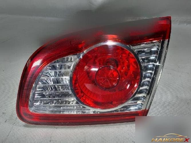 Hyundai Santa Fe 2010 — накладка крышки багажника с фонарём (правая)