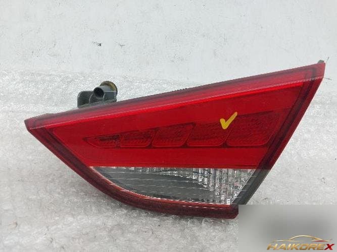 Hyundai Sonata 2013 — накладка крышки багажника с фонарём (правая) 92404-3S3
