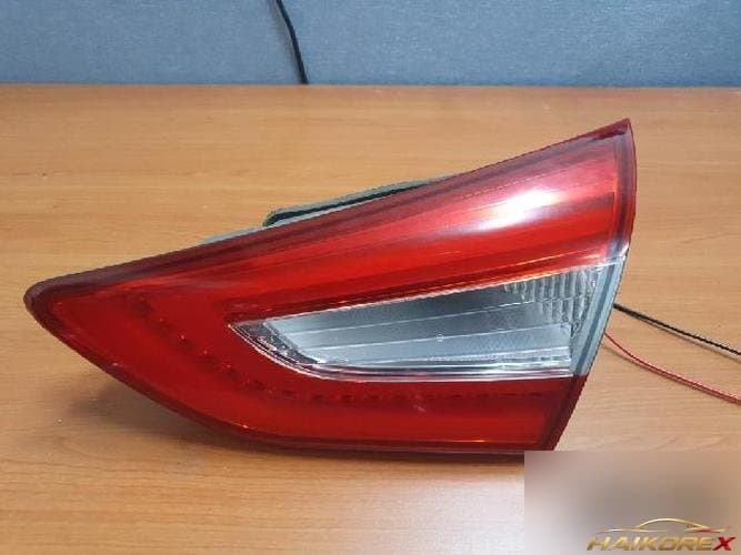 Hyundai i30 2011 — накладка крышки багажника с фонарём (правая)