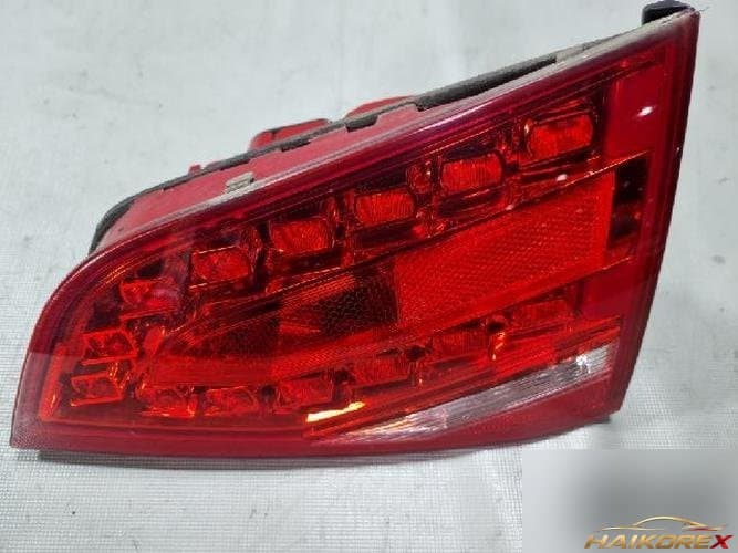 Audi A4 2011 — накладка крышки багажника с фонарём подсветки номера правая