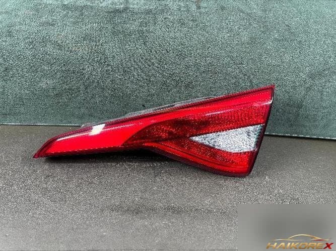 Hyundai Sonata 2015 — накладка крышки багажника с фонарём подсветки номера