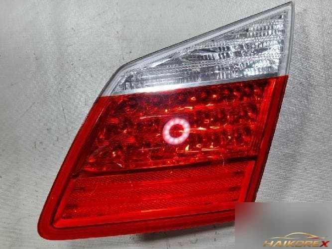 Hyundai Genesis 2008 — накладка крышки багажника с фонарём 3 (правая)