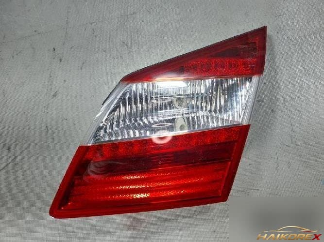 Hyundai Genesis 2012 — накладка крышки багажника с фонарём (правая)