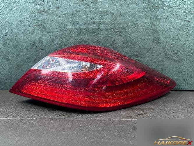 Hyundai Genesis 2010 — комбинированный фонарь задний правый (пассажирский)