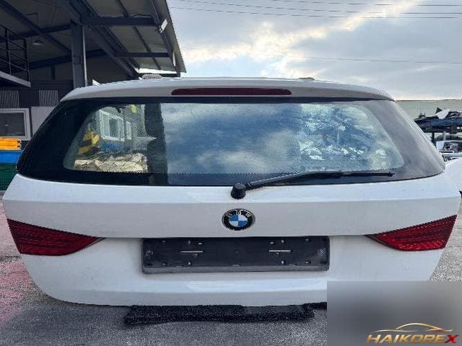 BMW X серия 2011 — крышка багажника в сборе с фонарём