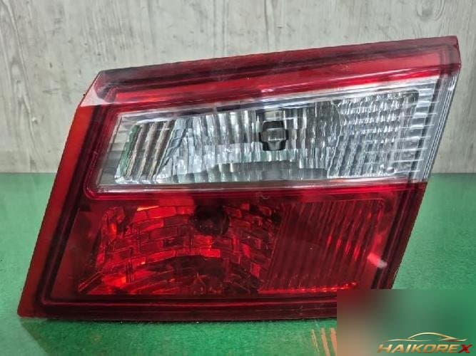 Renault SM5 2010 — накладка крышки багажника с фонарём 265500030R
