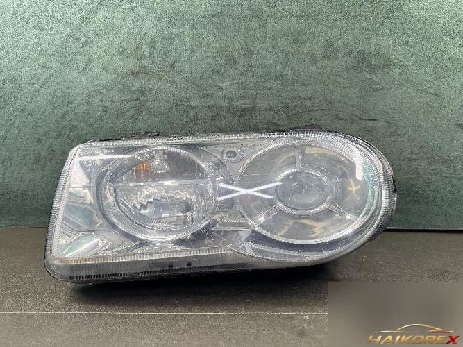Chrysler 300 2010 — фара левая HID 04805761AJ