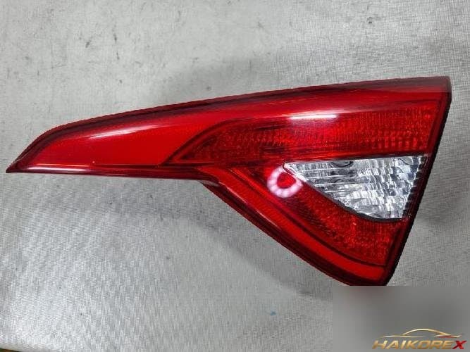 Hyundai Sonata 2015 — накладка крышки багажника с фонарём подсветки номера правая