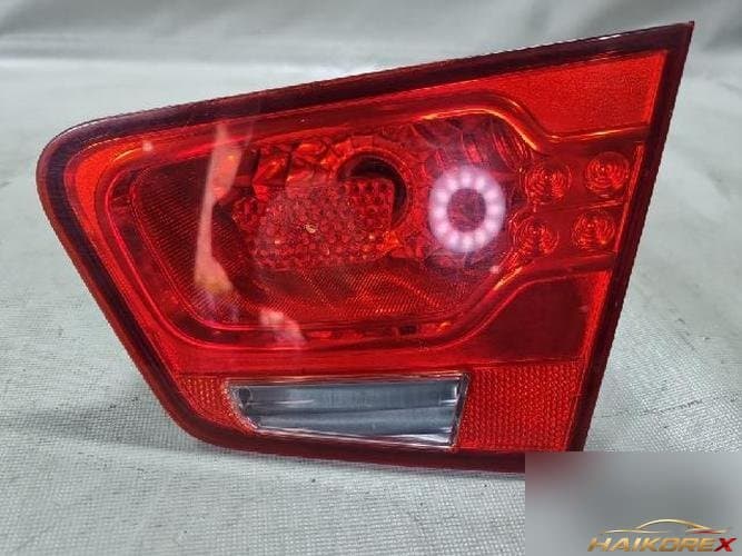 Kia Forte 2013 — накладка крышки багажника с фонарём подсветки номера, правая