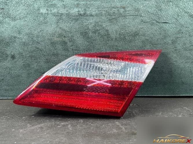 Hyundai Genesis 2008 — накладка крышки багажника (с фонарём) 3