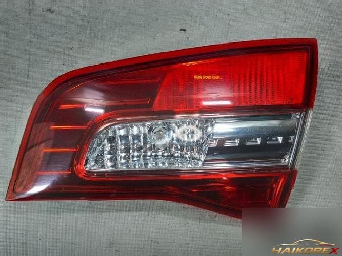 Renault QM5 2011 — накладка крышки багажника с фонарём (правая)