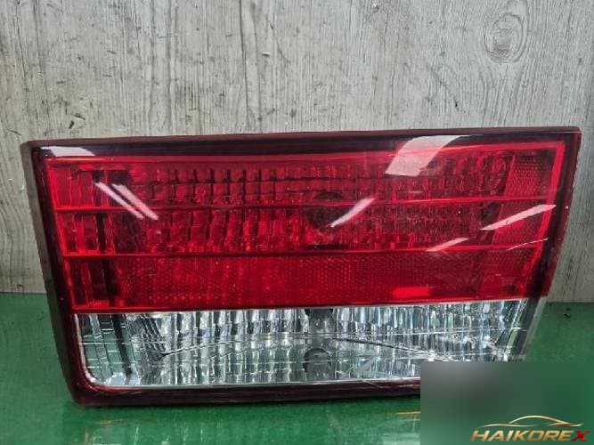 Hyundai Sonata 2008 — накладка крышки багажника с фонарём подсветки номера 92404-3K0