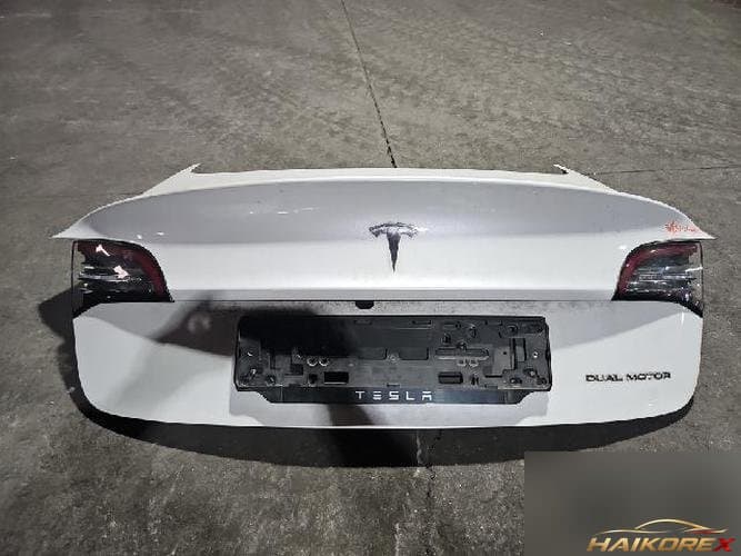 Tesla Model 3 2020 — крышка багажника