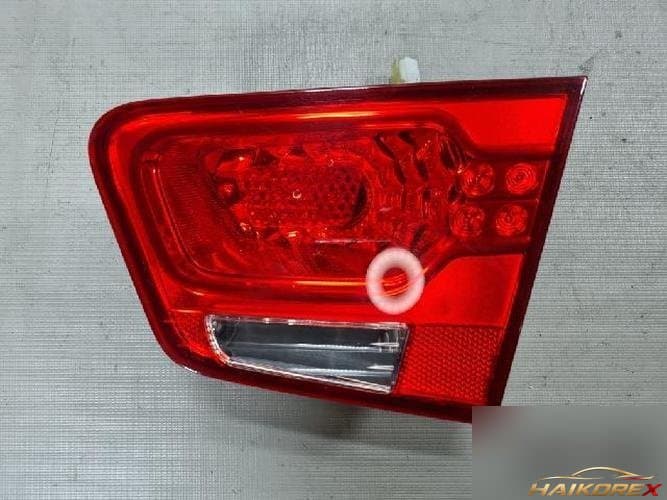 Kia Forte 2011 — накладка крышки багажника с фонарём (правая)