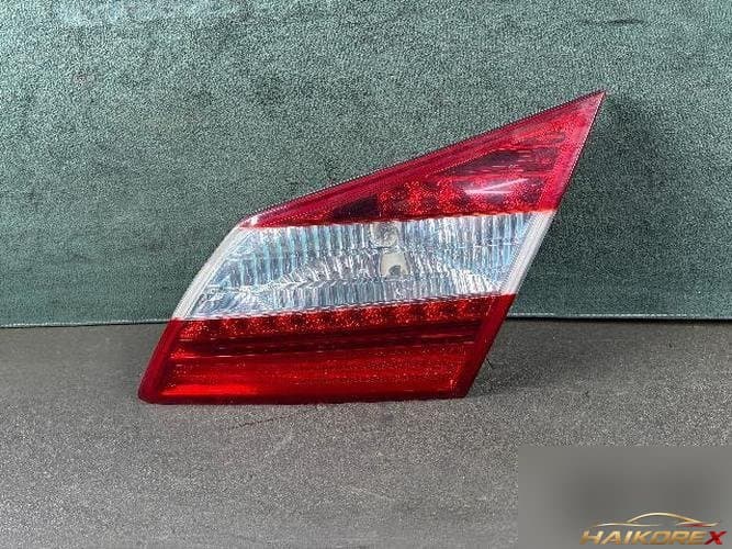 Hyundai Genesis 2009 — накладка крышки багажника с фонарём (LED) правая