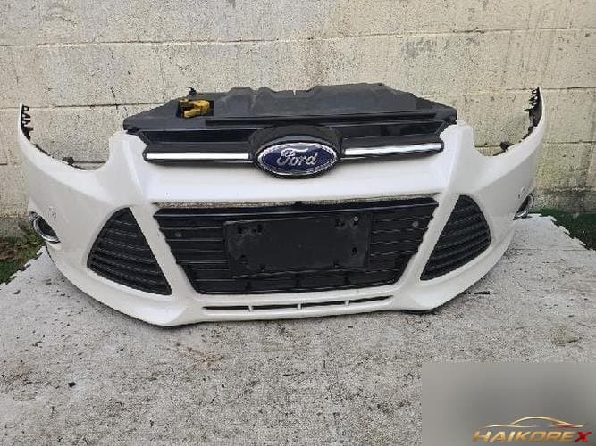 Ford Focus 2012 — передний бампер правый