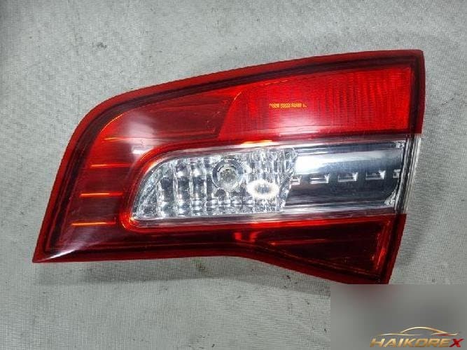 Renault QM5 2012 — накладка крышки багажника с фонарём подсветки номера правая