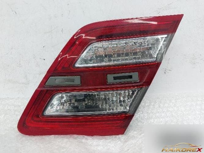 Ford Taurus 2014 — накладка крышки багажника (с фонарём) правая