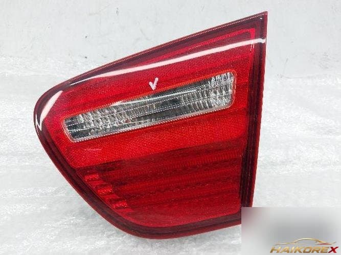 Hyundai Avante 2010 — накладка крышки багажника с фонарём подсветки номера (правая) 92404-2Q0