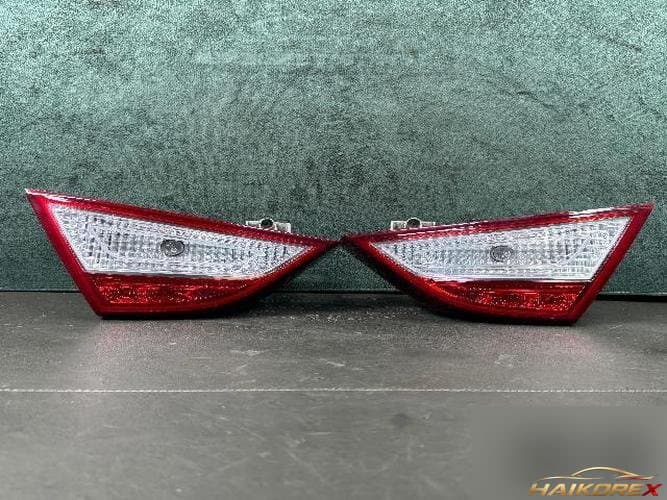 Hyundai Sonata 2012 — накладка крышки багажника левая 1