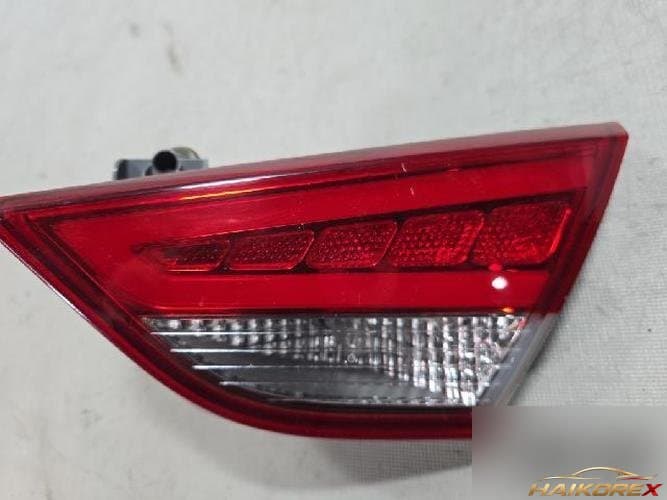 Hyundai Sonata 2014 — накладка крышки багажника с фонарём подсветки номера, правая