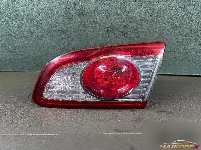 Hyundai Santa Fe 2011 — накладка крышки багажника с фонарём подсветки номера