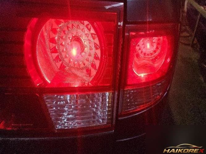 KG Mobility Kaironn 2008 — накладка крышки багажника с фонарём 83604-09 2