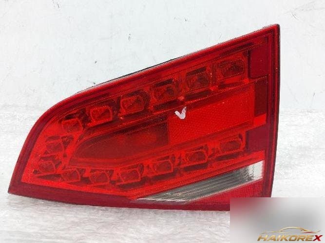 Audi A4 2010 — накладка крышки багажника с подсветкой номера правая 8K5945094B