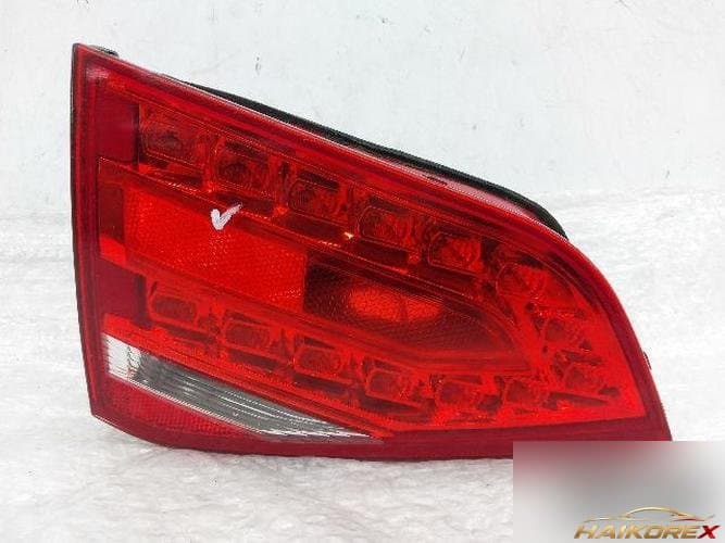 Audi A4 2010 — накладка крышки багажника левая
