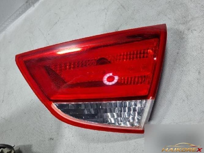 Hyundai Tucson 2010 — накладка крышки багажника с фонарём (правая)
