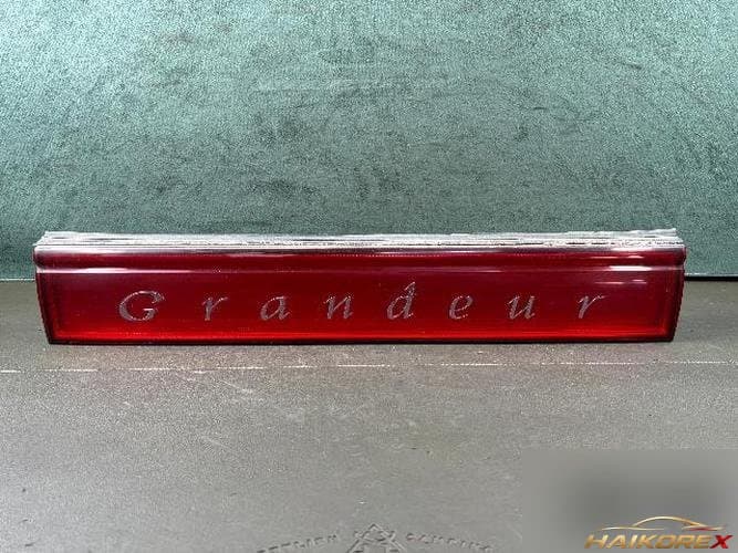 Hyundai Grandeur 1997 — накладка крышки багажника левая