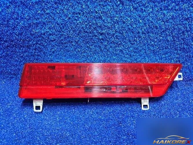 BMW 7 Series 2002 — накладка крышки багажника с фонарём 6911796