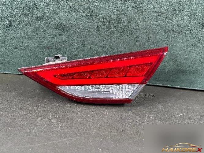 Hyundai Sonata 2012 — накладка крышки багажника с фонарём (2)