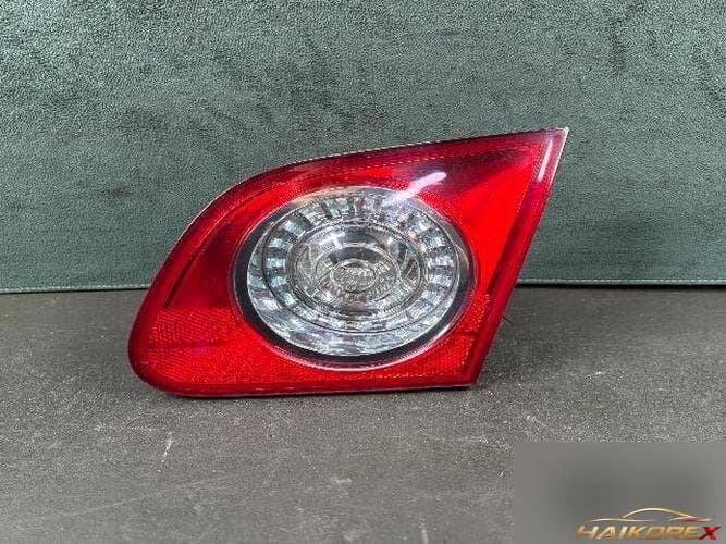 Volkswagen Passat 2009 — накладка крышки багажника с фонарём подсветки номера 1