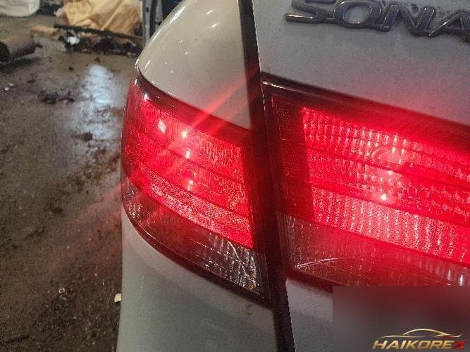 Hyundai Sonata 2007 — накладка двери багажника левая 92403-3K0