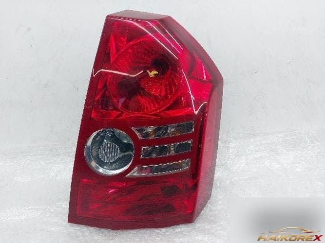 Chrysler 300 2008 — фонарь задний комбинированный правый 04806370AB