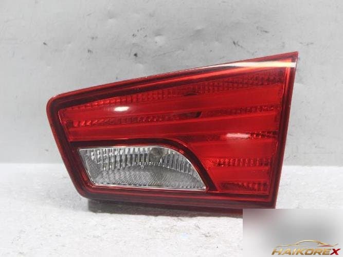 Kia Forte 2013 — накладка крышки багажника с фонарём (924041M4)