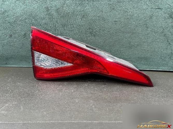 Hyundai Sonata 2014 — накладка крышки багажника с фонарём (4)