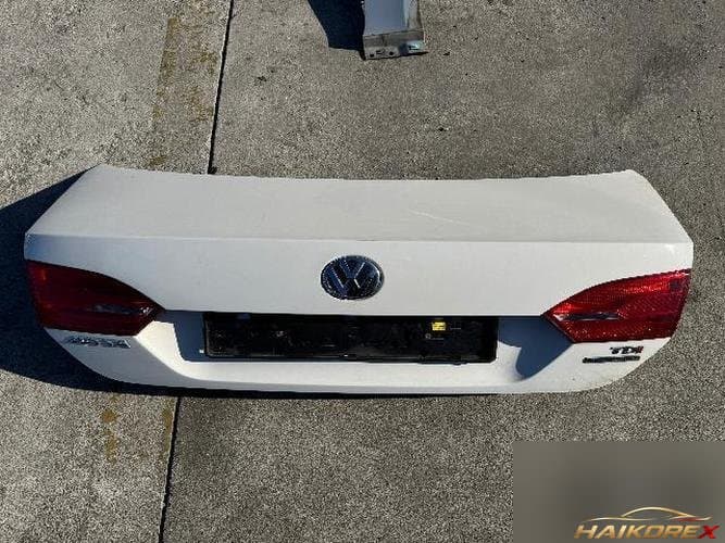 Volkswagen Jetta 2011 — дверь багажника