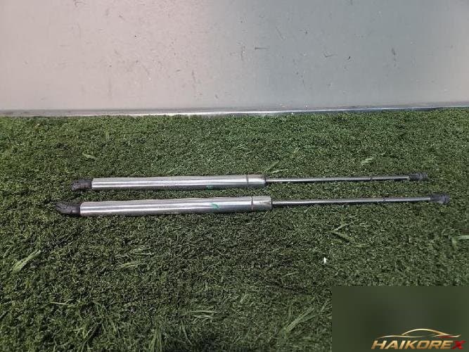 Volkswagen Golf 2003 — амортизатор крышки багажника 1J6827550C