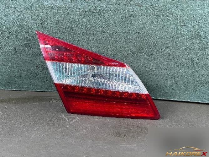 Hyundai Genesis 2012 — накладка крышки багажника левая с LED