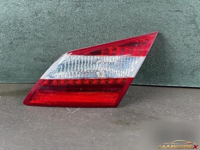 Hyundai Genesis 2012 — накладка крышки багажника с фонарём (3)