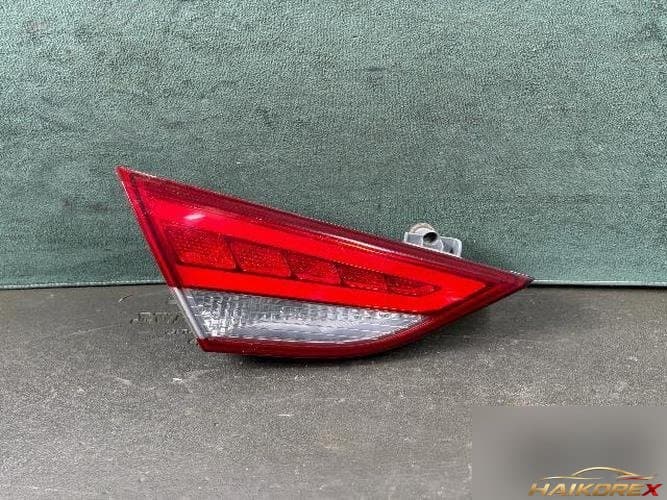 Hyundai Sonata 2011 — накладка крышки багажника левая 2