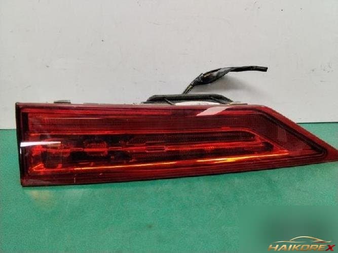 Volvo XC60 2021 — накладка крышки багажника с фонарём подсветки номера правая 31446620