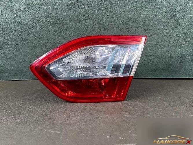 Renault SM3 2010 — накладка крышки багажника с фонарём 10
