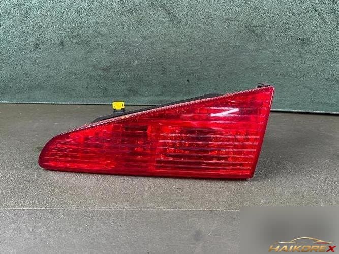 Peugeot 607 2007 — накладка крышки багажника с фонарём